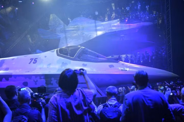 Bên cạnh đó, với chức năng tàng hình ngày càng cao của tiêm kích, không phải lúc nào những trận chiến trên không tương lai cũng diễn ra ở tầm xa mà phi công phải điều khiển tiêm kích của mình áp sát đối phương để ra đòn quyết định.