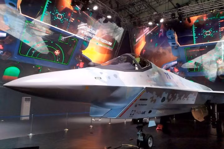 Đầu tiên và quan trọng nhất, Su-75 Checkmate là chiến đấu cơ gần như lần đầu tiên kể từ thời trước chiến tranh không được tích hợp pháo hàng không, sự thiếu sót này theo đánh giá sẽ gây ra ảnh hưởng không hề nhỏ.