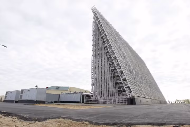 Việc sử dụng vũ khí hạt nhân chỉ có thể thực hiện sau khi được sự chấp thuận từ lãnh đạo cao nhất của đất nước. Nhưng điều gì sẽ xảy ra nếu kẻ thù đã ra đòn phủ đầu và không có ai ra lệnh?