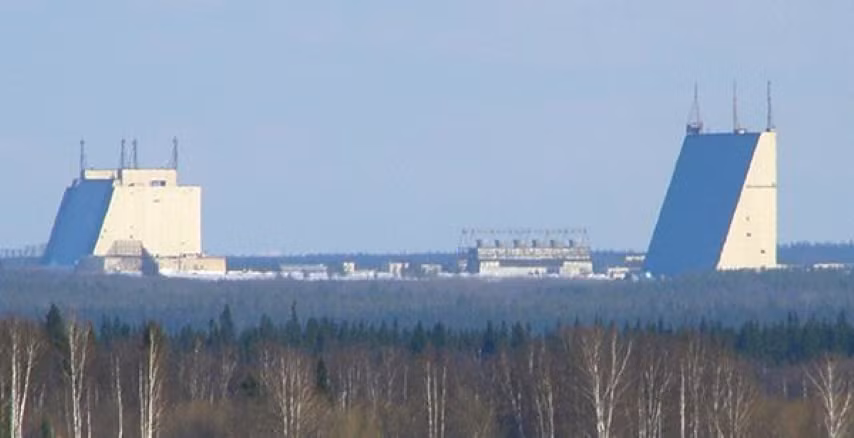 Để đối phó với trường hợp này, Nga đã có hệ thống phản công hạt nhân Perimeter (phương Tây gọi bằng cái tên Dead Hand - Bàn tay chết) và tên lửa chỉ huy đặc biệt 15P011.