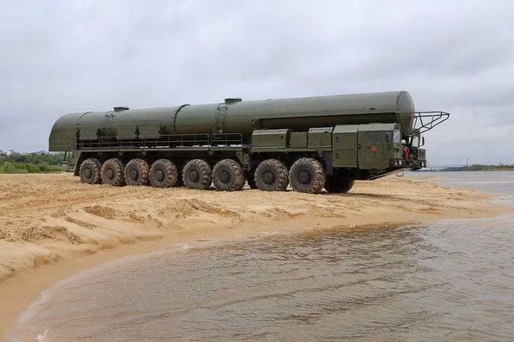 Từ khi đi vào hoạt động, tên lửa chỉ huy chỉ được đi từ các hầm chứa tĩnh, dẫn đến khả năng đối phương có thể tung đòn phủ đầu nhằm vô hiệu hóa "Bàn tay chết". Tuy nhiên, mọi thứ đã thay đổi vào mùa hè này.