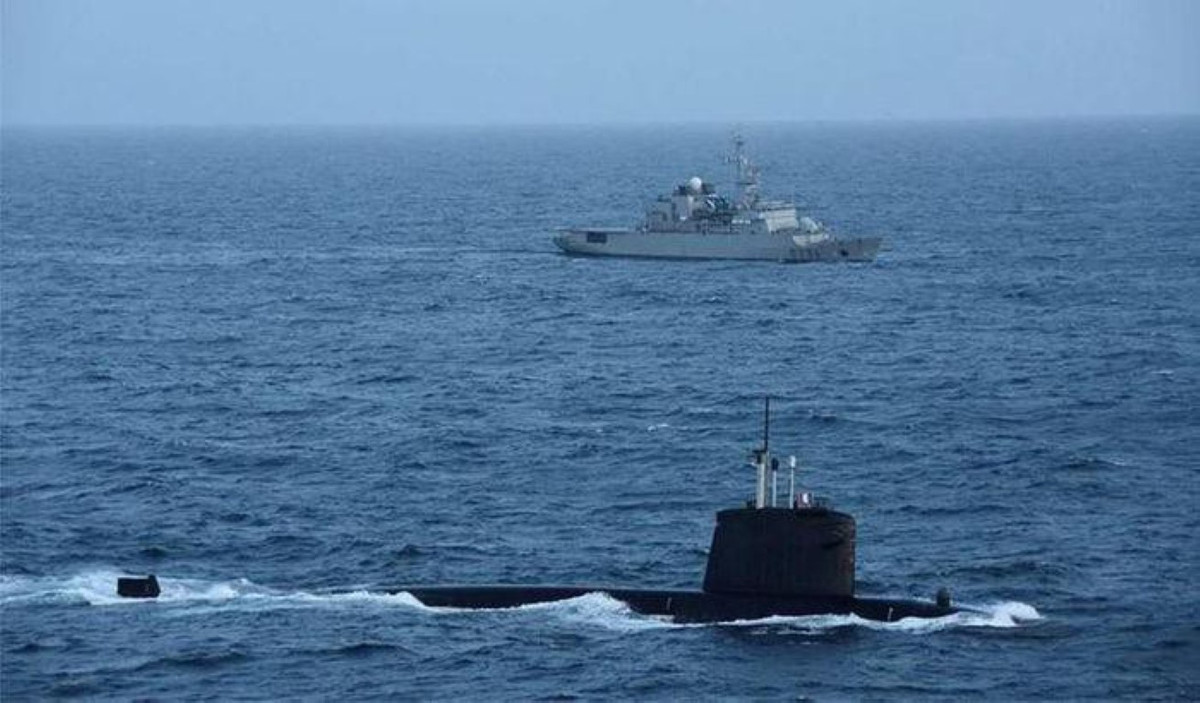 Phóng viên của Naval News hôm 17-4-2021 tới quân cảng Toulon phỏng vấn đại tá Antoine Delaveau, hạm trưởng tàu ngầm tấn công hạt nhân Emeraude vừa trở về sau chuyến hành trình đi qua biển Đông.