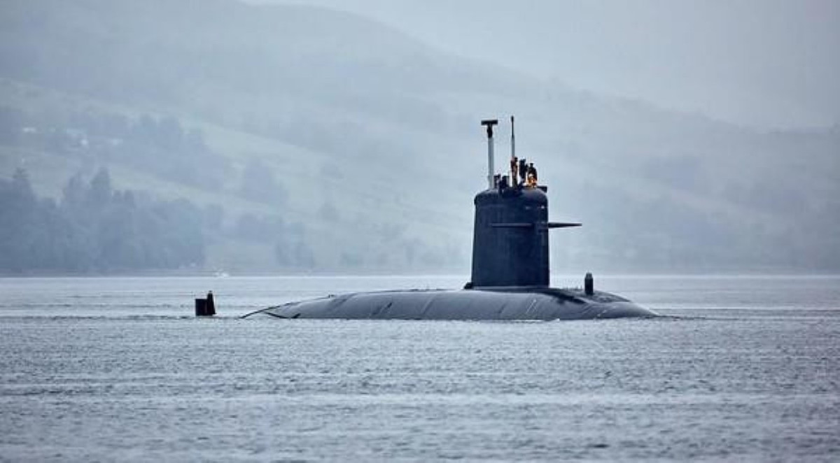 Đây chính là lớp tàu ngầm hạt nhân nhỏ nhất thế giới với lượng giãn nước tiêu chuẩn 2.449 tấn và lên tới 2.713 tấn khi lặn. Con tàu có chiều dài 73,6 m; chiều rộng 7,6 m, mớn nước 6,4 m.