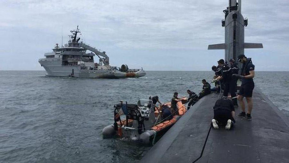 "Thủy thủ đoàn điều khiển tàu ngầm hạt nhân Emeraude di chuyển gần như âm thầm, chỉ nổi lên ở eo biển Sunda để tự do đi lại theo những gì các hiệp ước hàng hải cho phép và được các tàu mặt nước của Pháp hộ tống", hạm trưởng Delaveau trả lời. Eo biển Sunda nằm giữa các đảo chính của Indonesia.