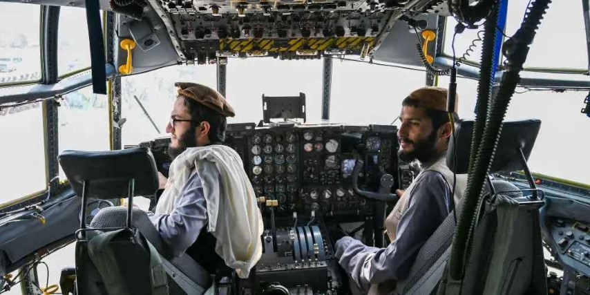 Các tay súng Taliban vừa cho đăng tải rất nhiều hình ảnh lên mạng xã hội, cho thấy họ đã tiếp quản và tịch thu làm chiến lợi phẩm nhiều loại máy bay mà Mỹ bỏ lại tại Afghanistan.