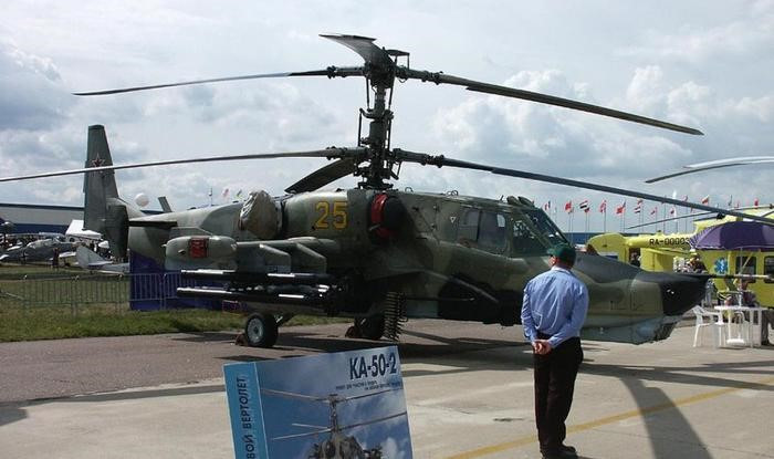 Tuy vậy theo các chuyên gia vũ khí, Ka-50 Black Shark tỏ ra kém hơn AH-64 Apache của Mỹ hay Eurocopter Tiger của Châu Âu về trang bị điện tử.