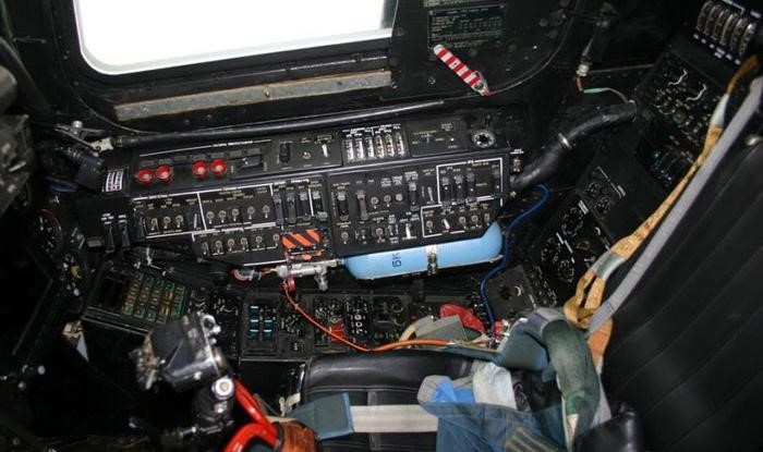 Ngoài ra các trực thăng tấn công hiện đại thường ưu tiên cho việc bố trí hai chỗ ngồi, trong đó phi công chính sẽ điều khiển máy bay và người còn lại sẽ điều khiển vũ khí, điều này sẽ giúp nâng cao năng lực tác chiến.