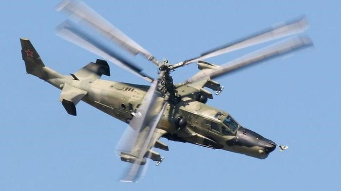 Ka-50 Black Shark sở hữu độ cơ động đáng nể khi có thể bay vòng tròn ở mọi độ cao, góc nâng, tốc độ gió và thậm chí bay cuộn trong khi vẫn giữ được hướng quan sát tốt tới mục tiêu.
