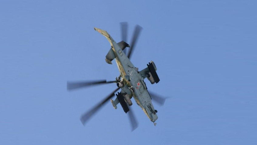 Vì Ka-50 Black Shark không cần tới roto đuôi nên sẽ cho máy bay tăng khả năng thao diễn trên không.