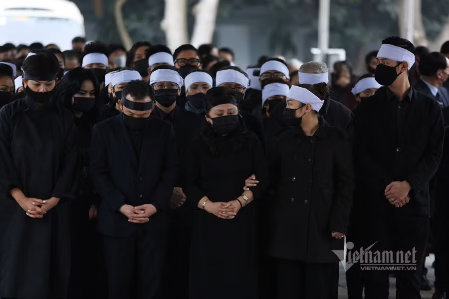 Nhiều bạn bè, đồng nghiệp đã đến tiễn đưa NSND Trung Kiên về nơi an nghỉ cuối cùng. Trong số đó có nhiều nghệ sĩ nổi tiếng như NSND Quang Thọ, NSND Thu Hiền, Đăng Dương, Trọng Tấn, Tùng Dương, Bích Hồng, Phương Nga, nhạc sĩ Huy Tuấn, Lưu Quang Minh, Phạm Ngọc Khôi, nghệ sĩ violin Bùi Công Duy, MC Anh Tuấn, NSƯT Trần Ly Ly...