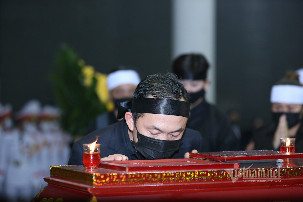 Nhạc sĩ Quốc Trung nhìn mặt bố lần cuối. ''Bố đã có một cuộc đời thật đẹp với đầy ắp tình yêu bằng âm nhạc mà con vô cùng tự hào là một phần trong đó, tự hào là con bố Trung Kiên. Sứ mệnh của bố ở đời sống này là mang lại tiếng hát cho mọi người và bố đã hoàn thành vô cùng xuất sắc.