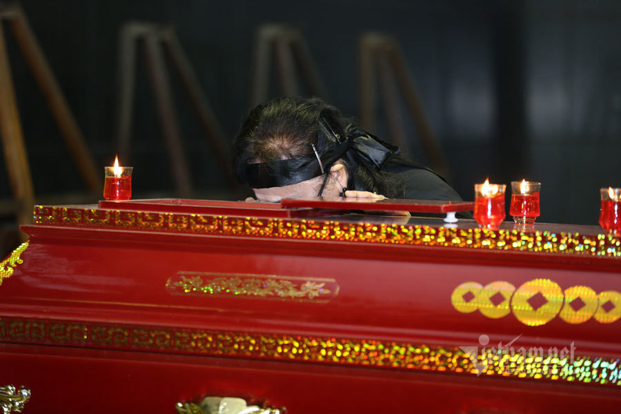 NSND Thu Hà, ca sĩ Thanh Lam và cháu nội gục đầu tiễn biệt người chồng, người cha, người ông đáng kính về cõi vĩnh hằng.