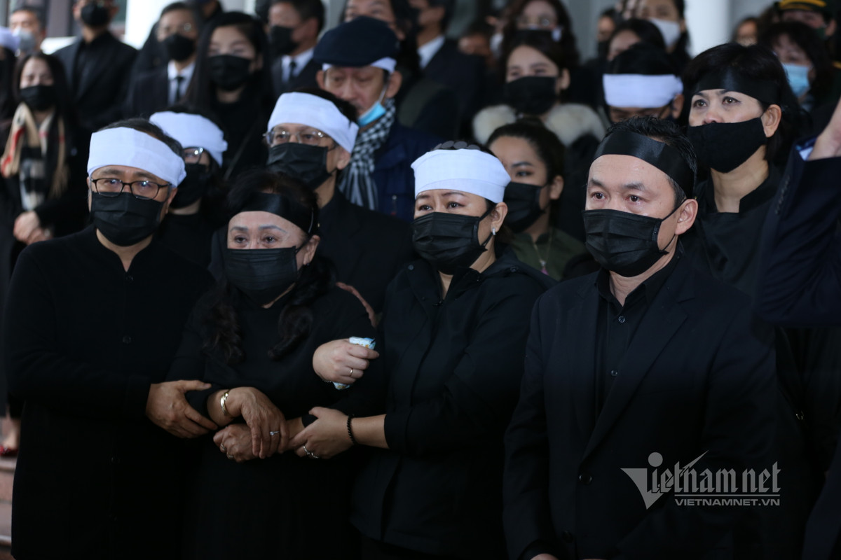 Mọi người sẽ luôn nhớ tới giọng ca của bố. Nó sẽ còn vang mãi không chỉ những gì bố hát mà còn qua hàng trăm học sinh mà bố đã dạy dỗ, chỉ bảo'' - trích lời tạm biệt của nhạc sĩ Quốc Trung dành cho bố.