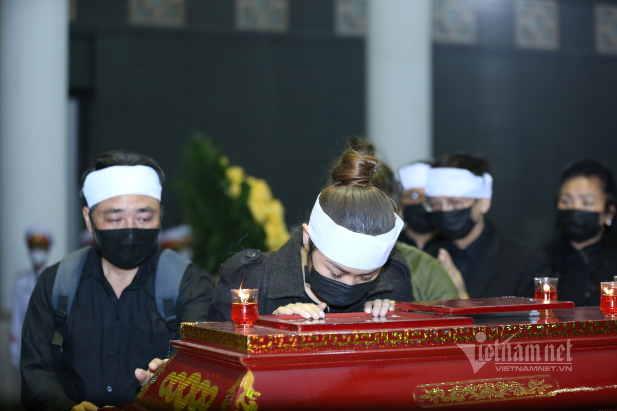 Thiện Thanh - con gái nhạc sĩ Quốc Trung - Thanh Lam nhìn ông nội lần cuối.