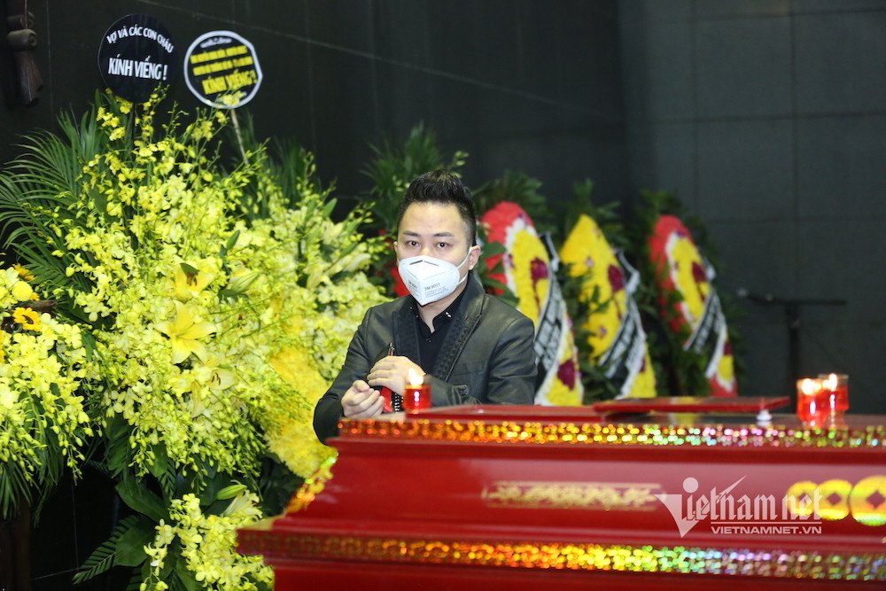 Ca sĩ Tùng Dương cùng bà xã tới viếng NSND Trung Kiên. Anh viết lời tiễn biệt bậc tiền bối: "Thế hệ nối tiếp sẽ nhớ mãi một giọng hát hào sảng, cuộn sóng. Một người thầy giáo hết lòng, tận tâm với các thế hệ học trò. Một người thầy uyên thâm".