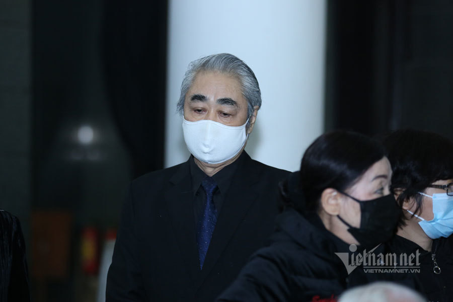 NSND Quang Thọ, ca sĩ Phạm Thu Hà, Trọng Tấn, Phúc Tiệp, Lê Anh Dũng viếng NSND Trung Kiên.