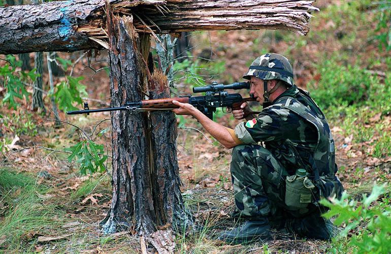 Có thể nói SVD là khẩu súng bắn tỉa bán tự động sử dụng loại đạn kích thước 7,62 x 54 mm thành công nhất thế giới. Súng được sáng chế bởi nhà vũ khí lừng danh Yevgeny Dragunov.