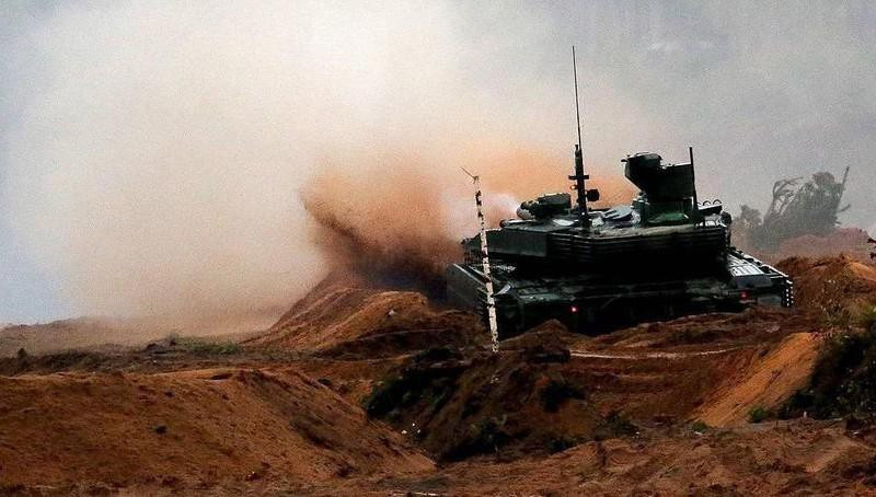 T-90M bố trí khoang chứa đạn đằng sau tháp pháo giúp xe an toàn hơn nếu trúng đạn, việc bố trí này giải quyết được điểm yếu cố hữu của các dòng xe tăng trước đây là mỗi khi bị bắn trúng, kho đạn bên trong xe liền phát nổ và hất tung tháp pháo.