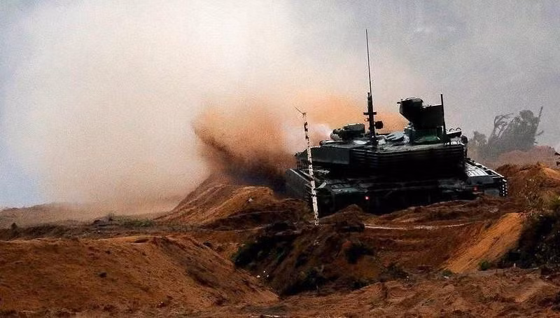 T-90M bố trí khoang chứa đạn đằng sau tháp pháo giúp xe an toàn hơn nếu trúng đạn, việc bố trí này giải quyết được điểm yếu cố hữu của các dòng xe tăng trước đây là mỗi khi bị bắn trúng, kho đạn bên trong xe liền phát nổ và hất tung tháp pháo.