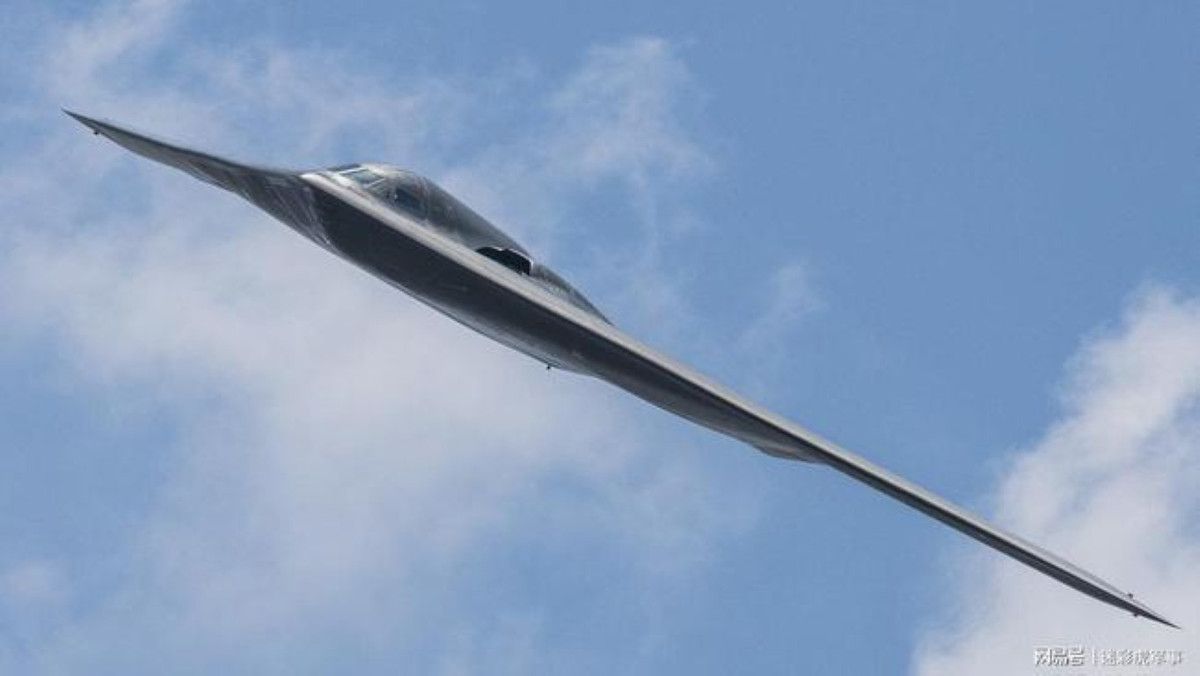 Do không có cánh đuôi, các loại máy bay sử dụng thiết kế như chiếc B-2 Spirit, cần có hệ thống điều khiển bay điện tử cực kỳ hiện đại và tân tiến, để giúp nó giữ thăng bằng khi bay.