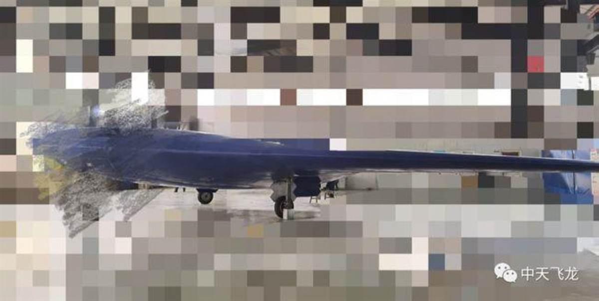 Mặc dù những hình ảnh vừa được tiết lộ, đã bị che đi rất nhiều để tránh làm lộ khung cảnh bên trong nhà máy lắp ráp UAV của Trung Quốc, tuy nhiên về cơ bản hình dáng của chiếc Phi Long-2, cũng đã được phô bày rõ.