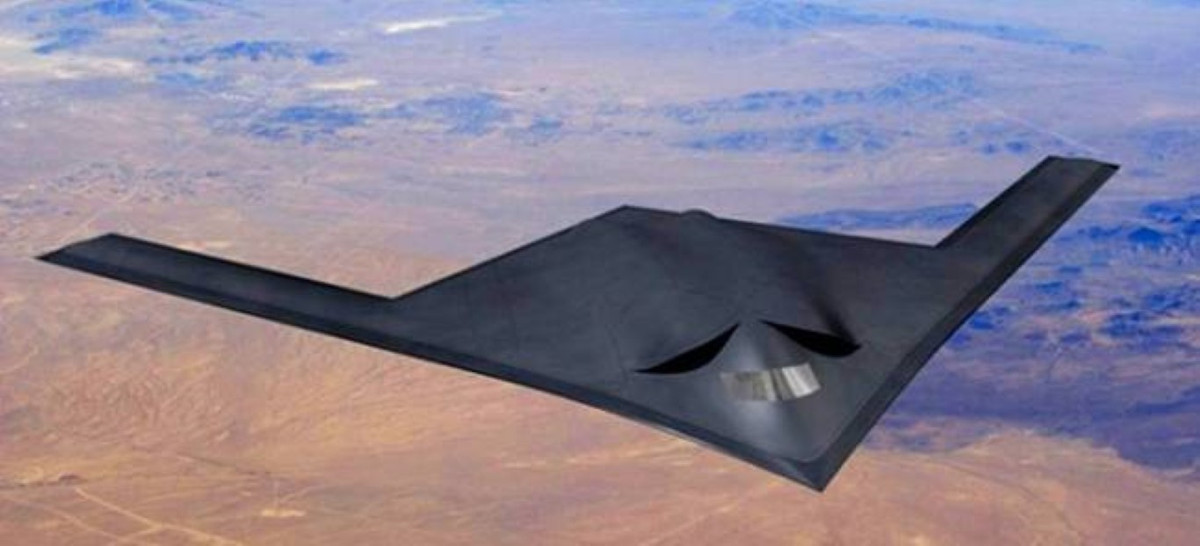 Trước đó, những hình ảnh 3D được phía Trung Quốc tiết lộ, cho thấy một loại máy bay có kiểu dáng hết sức đặc biệt, không có cánh đuôi, động cơ ẩn bên trong lớp vỏ tàng hình, và về cơ bản, khá tương đồng với máy bay B-2 Spirit của Mỹ.