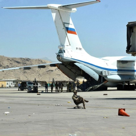 Hình ảnh về chiếc vận tải cơ Il-76 của Nga đang đỗ tại phi trường Kabul, trong nỗ lực di tản công dân Nga khỏi Afghanistan đã khiến không ít người phải sửng sốt, với trang bị súng máy đuôi vẫn còn tồn tại trên chiếc máy bay này.