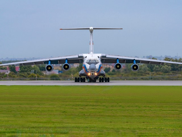 Tuy nhiên, do là loại máy bay vận tải có trọng lượng cồng kềnh, Il-76 thường rất dễ bị tổn hại nếu bị máy bay chiến đấu hoặc hệ thống phòng không của đối phương phát hiện.