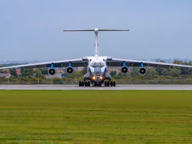 Tuy nhiên, do là loại máy bay vận tải có trọng lượng cồng kềnh, Il-76 thường rất dễ bị tổn hại nếu bị máy bay chiến đấu hoặc hệ thống phòng không của đối phương phát hiện.