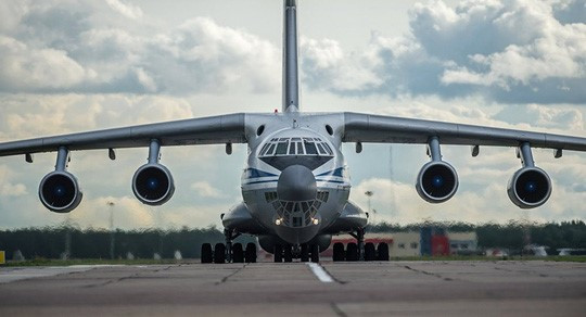 Một trong những ưu điểm vượt trội của Il-76 đó là nó có đường băng tối thiểu chỉ bằng 1/2 so với thông thường. Cụ thể, một phi công kinh nghiệm có thể hạ cánh Il-76 với đường băng chỉ 450 mét.