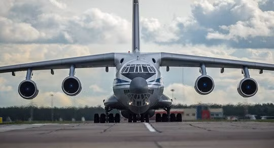 Một trong những ưu điểm vượt trội của Il-76 đó là nó có đường băng tối thiểu chỉ bằng 1/2 so với thông thường. Cụ thể, một phi công kinh nghiệm có thể hạ cánh Il-76 với đường băng chỉ 450 mét.