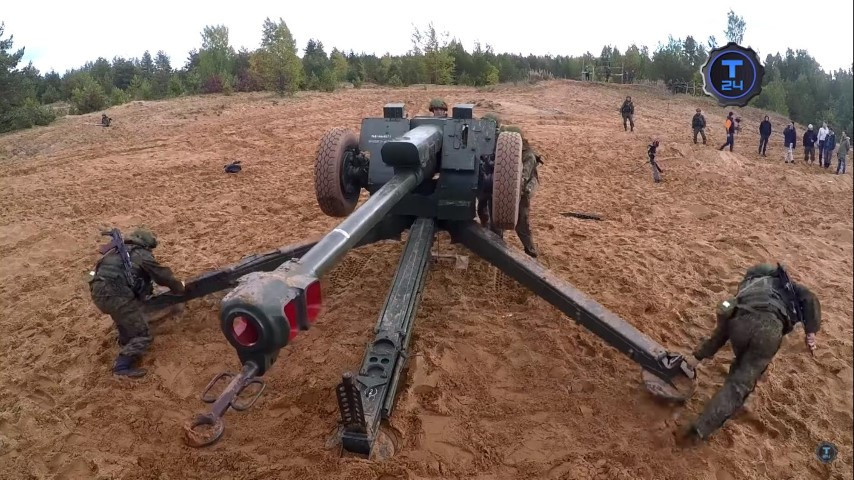 Những hình ảnh mới nhất tại thung lũng Panjshir cho thấy các binh sĩ thuộc FANR đang tiến hành hồi phục để tái sử dụng những khẩu lựu pháo D-30.