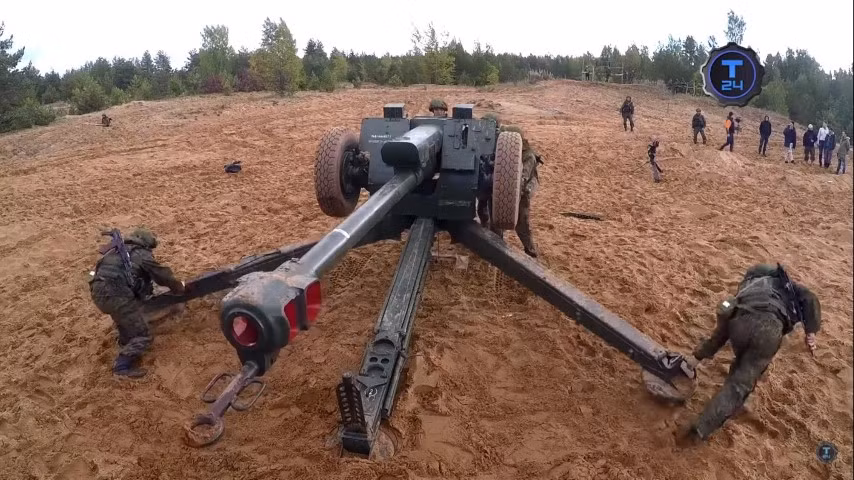 Những hình ảnh mới nhất tại thung lũng Panjshir cho thấy các binh sĩ thuộc FANR đang tiến hành hồi phục để tái sử dụng những khẩu lựu pháo D-30.