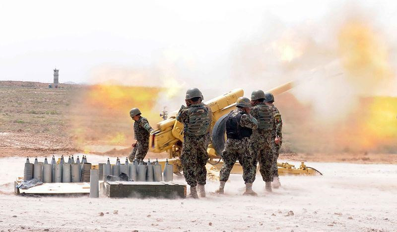 Khi bệ pháo ba chân của D-30 được hạ xuống, hai bánh xe kéo của pháo cũng được nâng lên xếp gọn vào cạnh thân pháo.