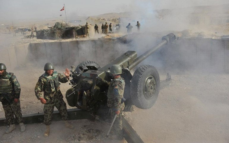 Khi hạ nòng bắn thẳng, pháo thủ có thể ngắm trực tiếp qua nòng pháo. Ở trong trường hợp này D-30 có thể biến thành một khẩu pháo chống tăng với đạn pháo BK-6M/13 với khả năng xuyên giáp từ 460-580mm giáp thép cán đồng nhất.