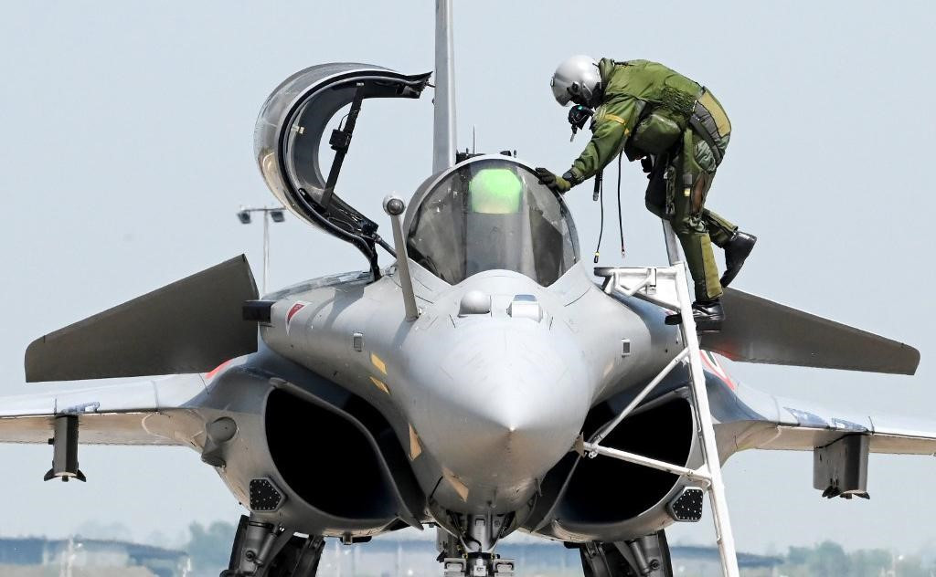 Một trong những loại vũ khí mạnh nhất là của tiêm kích Rafale là tên lửa hành trình không đối đất Scalp với tầm bắn 300 km, tên lửa không đối không Meteor tầm tấn công 120-150 km và đạn dẫn đường chính xác không đối đất Hammer tầm tấn công 20-70 km.