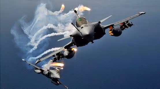 Hệ thống này giúp phi công nhận thức được tình huống và đưa ra biện pháp đối phó phù hợp nhất, tăng khả năng sống sót cho máy bay trong chiến đấu. Ngoài ra dù không được ứng dụng công nghệ tàng hình do chi phí quá cao, Rafale vẫn có diện tích phản xạ radar (RCS) thấp, khiến nó rất khó bị đối phương phát hiện.