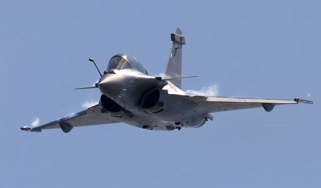 Được coi là nét tinh hoa của người Pháp, Dassault Rafale là một máy bay chiến đấu đa nhiệm vụ, hai động cơ rất linh hoạt và hiệu quả.