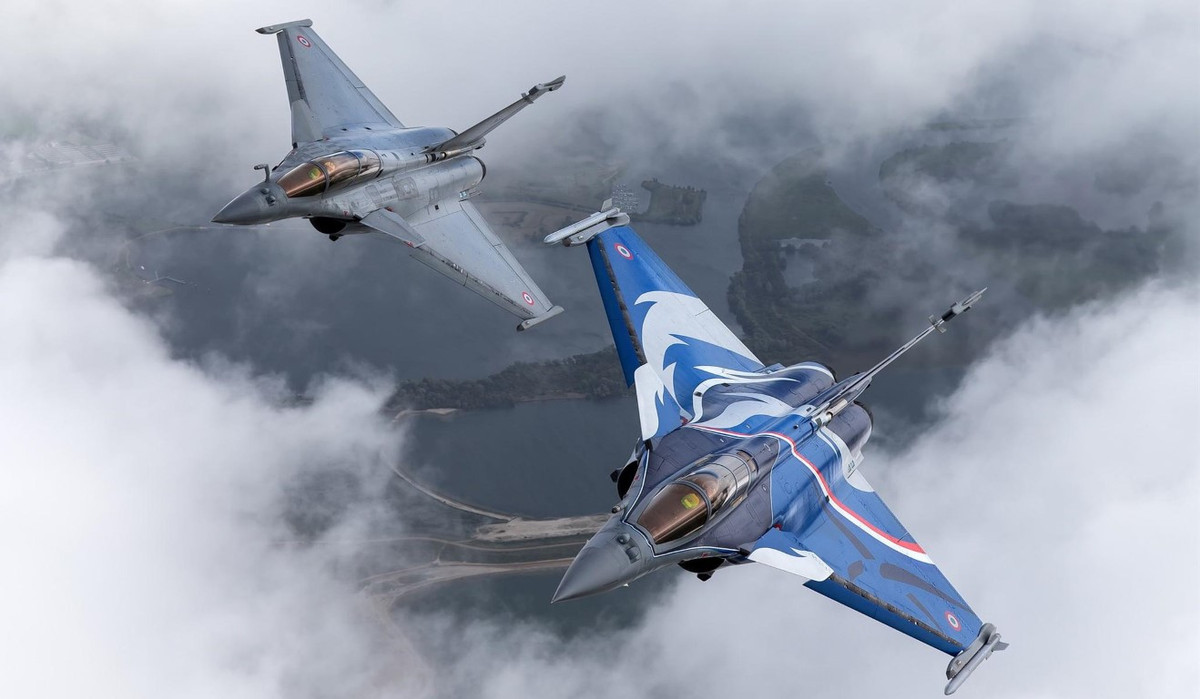 Rafale có tới 14 điểm treo vũ khí dưới cánh với phiên bản B/C, 13 điểm treo với phiên bản hải quân. Tổng tải trọng vũ khí mang theo lên đến 9,5 tấn, cao hơn mức 8 tấn trên Su-30/35/57. Rafale thường mang theo vũ khí hỗn hợp, cả không chiến và tấn công mặt đất trong mỗi nhiệm vụ.