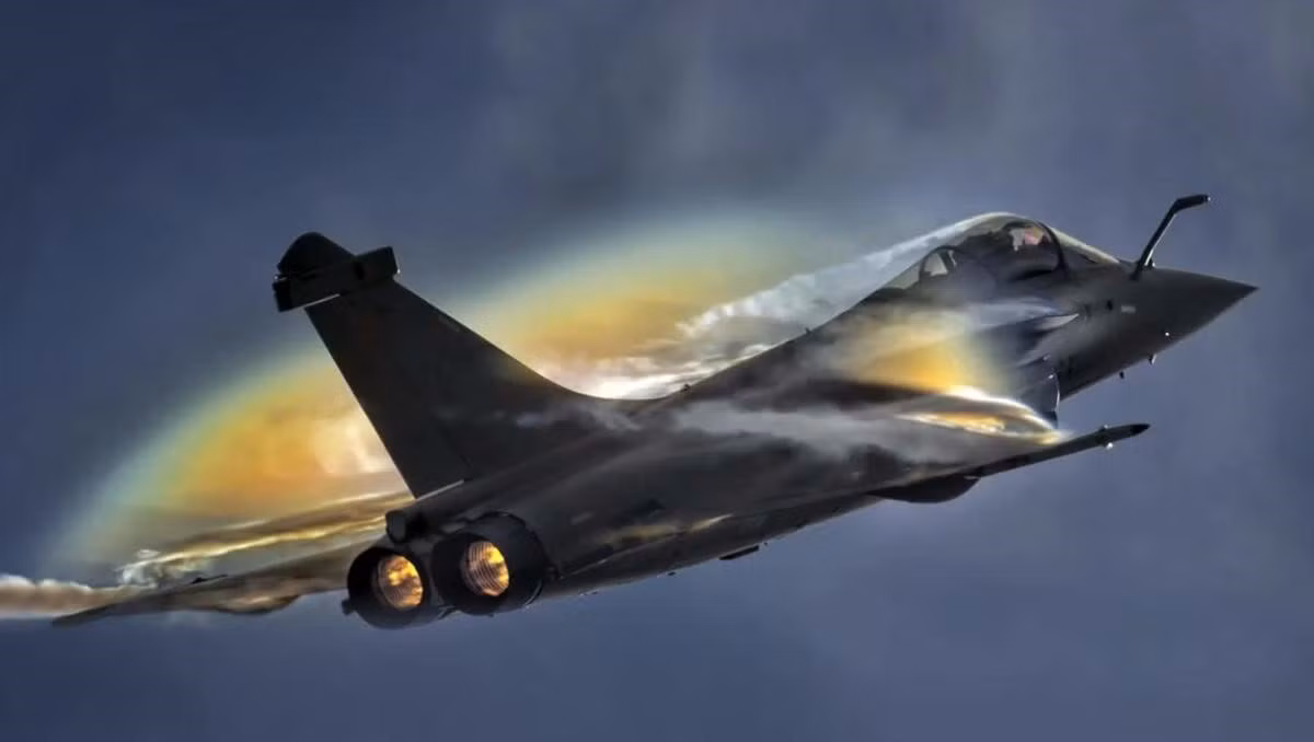 Rafale được trang bị 2 động cơ phản lực Smecma M88, lực đẩy thô 50 kN/chiếc, 70 kN có đốt sau Động cơ sử dụng hệ thống kiểm soát nhiên liệu kỹ thuật số giúp tăng lực đẩy, tiết kiệm nhiên liệu và giảm bức xạ hồng ngoại. Giới phân tích cho rằng tuổi thọ khung thân lẫn động cơ của Rafale hơn hẳn so với Su-30/35.