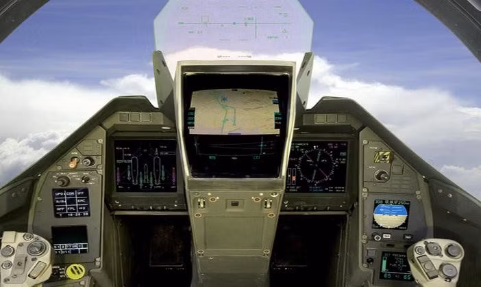 Cụ thể cách đây 6 năm Qatar đã mua 24 chiếc Rafale với quyền chọn mua thêm 12 chiếc với giá 7 tỷ USD. Hợp đồng bao gồm việc cung cấp tên lửa hành trình tầm xa và tên lửa Meteor cũng như đào tạo 36 phi công và 100 kỹ thuật viên và một số sĩ quan tình báo Qatar; giá vào khoảng 270 triệu USD/chiếc.