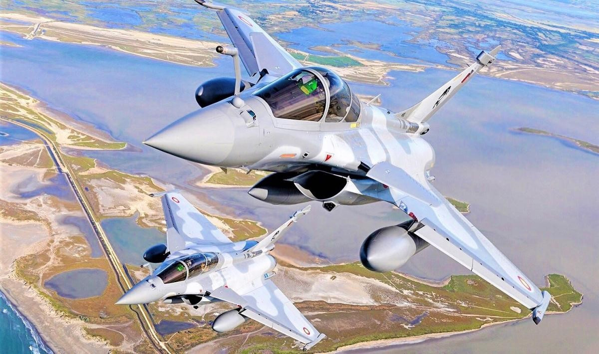 Năm 2016, Ấn Độ đã mua 36 chiếc Rafale với giá gần 8 tỷ USD, bao gồm tùy chọn thêm 18 chiếc. Cho đến nay, Không quân Ấn Độ (IAF) đã được trang bị 15 chiếc Rafale với vũ khí đi kèm, giá khoảng 220 triệu USD/chiếc; các máy bay phản lực còn lại, dự kiến sẽ được chuyển giao và đưa vào vận hành vào cuối năm 2022.
