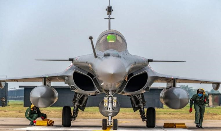 Rafale được trang bị hệ thống điện tử hàng không tiên tiến. Buồng lái kiểu "nhà kính" hiện đại với các màn hình LCD khổ lớn cung cấp thông tin chi tiết về vũ khí, nhiên liệu và môi trường xung quanh máy bay.