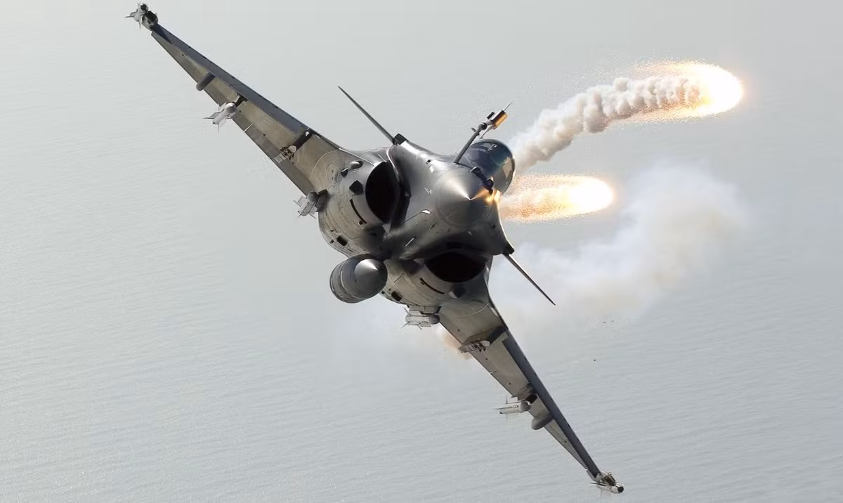 Công bằng mà nói, Rafale đang là một trong những dòng tiêm kích thế hệ 4++ mạnh nhất của phương Tây. Năng lực tác chiến của Rafale được đánh giá là tương đương, thậm chí nhỉnh hơn cả Su-35 ở một số thông số như tải trọng vũ khí và thiết bị điện tử.