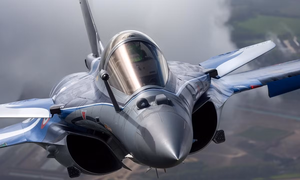 Rafale có chiều dài 15,27 m, sải cánh 10,8 m, cao 5,34 m, có thể đạt tốc độ bay 2.250 km/h, tầm hoạt động 1.800 km, trần bay 18.000 m (vượt trội cả tiêm kích hạng nặng Su-30, Su-35 của Nga và F-35 của Mỹ).