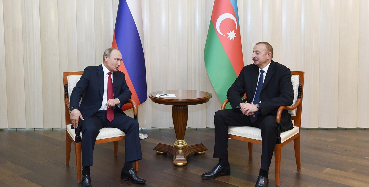 Tổng thống Azerbaijan Ilham Aliyev gọi điện cho người đồng cấp Nga Vladimir Putin vào sáng sớm hôm sau để xin lỗi, đồng thời cam kết sẽ trừng phạt những người chịu trách nhiệm và thông báo kết quả cho Nga.