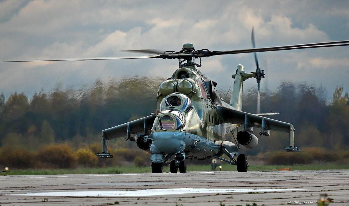 Mi-24 được tập đoàn quân sự Mil Moscow nghiên cứu và phát triển từ những năm đầu thập niên 60 của thế kỷ XX và đưa vào sử dụng trong quân đội Xô Viết từ năm 1972, loại trực thăng này được sản xuất với khá nhiều biến thể bao gồm Mi-24A/BM|BMT/U.