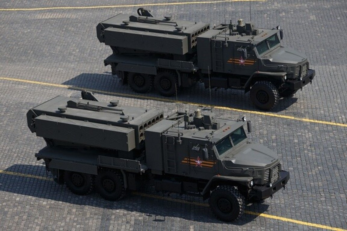 Dù có cấu tạo và phương thức sử dụng như một khẩu pháo phản lực phóng loạt, Nga lại gọi TOS-2 Tosochka là súng phun lửa hạng nặng.