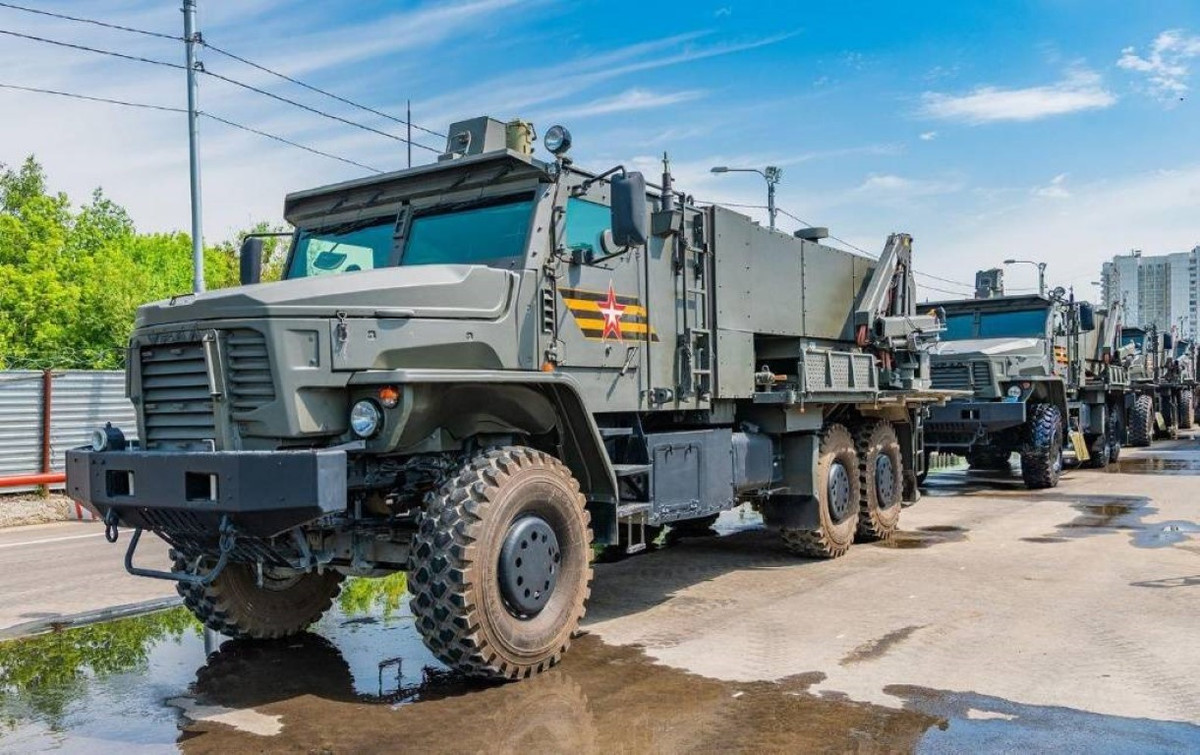 TOS-2 Tosochka được Nga thiết kế và sản xuất dựa trên tổ hợp TOS-1A đời cũ trước đây. Loại pháo phản lực TOS-2 được cho là có trọng lượng nhẹ hơn, giá thành rẻ hơn và dễ cơ động hơn phiên bản cũ.