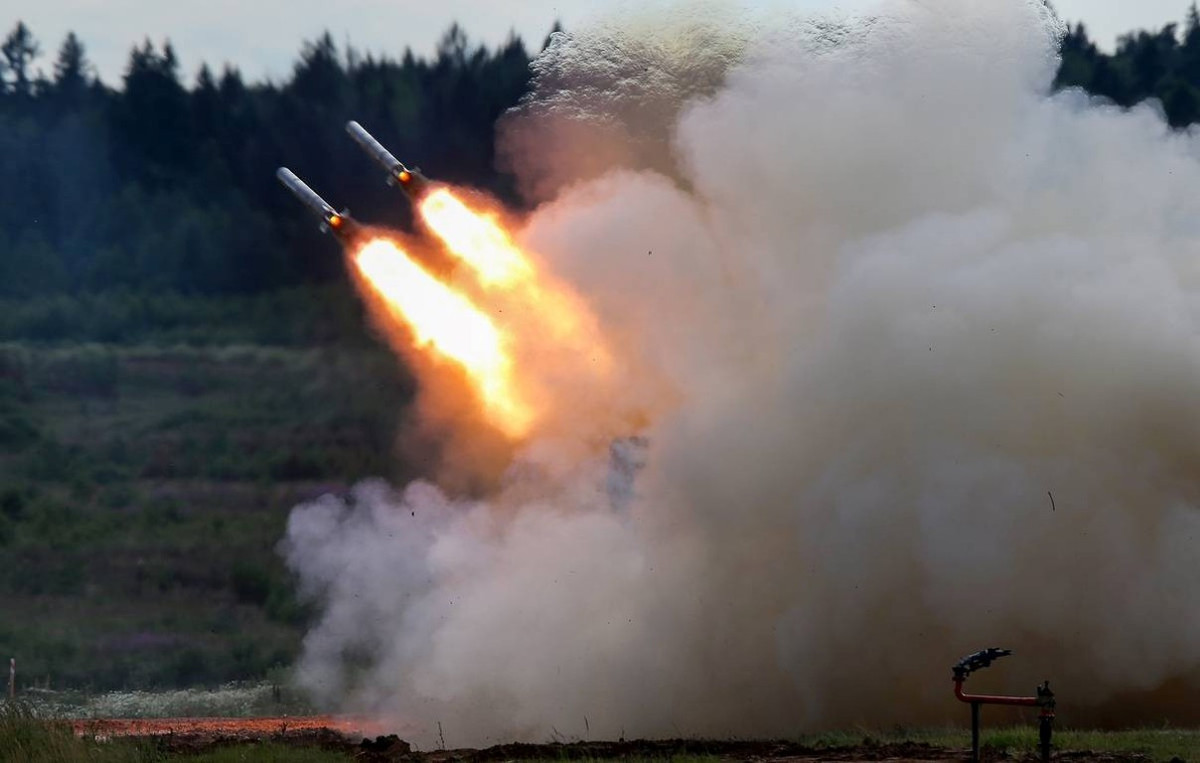 Một trong những điểm yếu của hệ thống TOS-1 cũng đã được khắc phục ở phiên bản mới, đó là sự góp mặt của hệ thống cần cẩu, có khả năng nâng đạn phản lực phóng loạt từ dưới mặt đất để hỗ trợ kíp chiến đấu nạp lại đạn cho tổ hợp này.